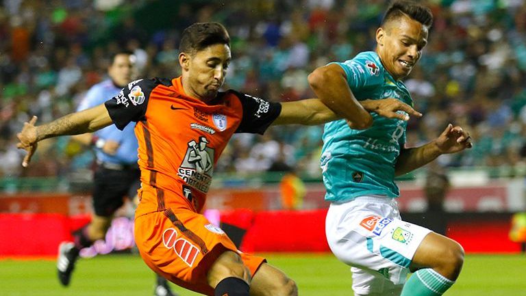 Urretaviscaya y Rodríguez en un juego de Liga MX