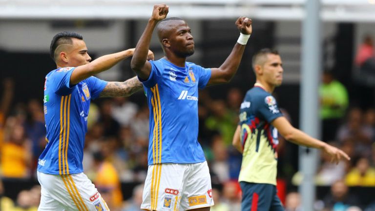 Enner Valencia celebra un gol frente al América en el Azteca