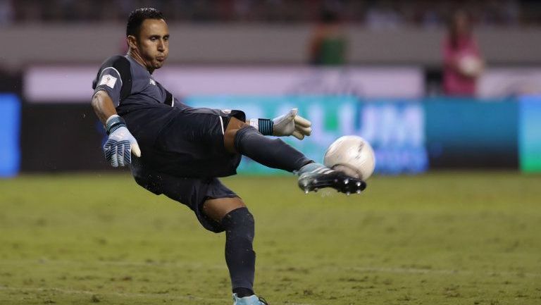 Keylor Navas despeja un balón en el duelo contra México