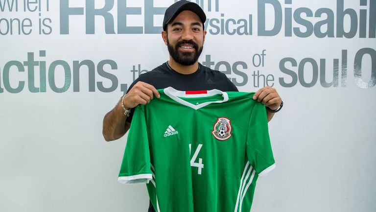 Marco Fabián posa con la camiseta del Tri