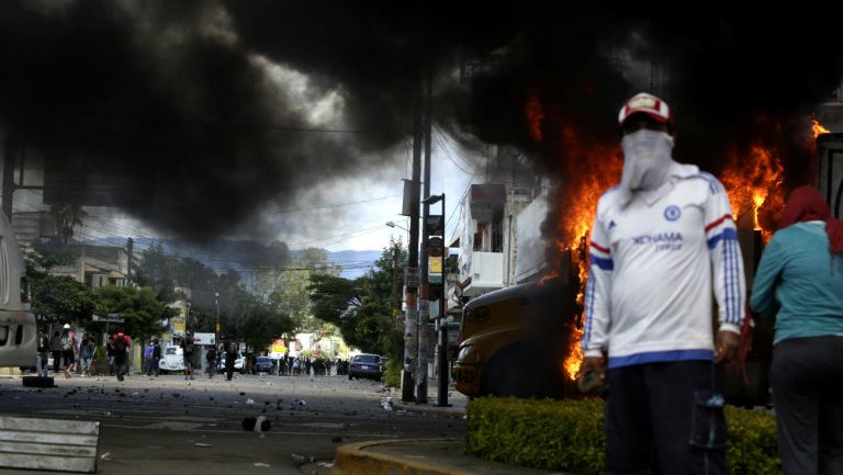 Maestros de la Sección 22 de la CNTE reciben con cohetes a EPN 