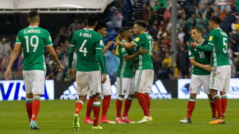 Jugadores de México festeja un gol contra Panamá