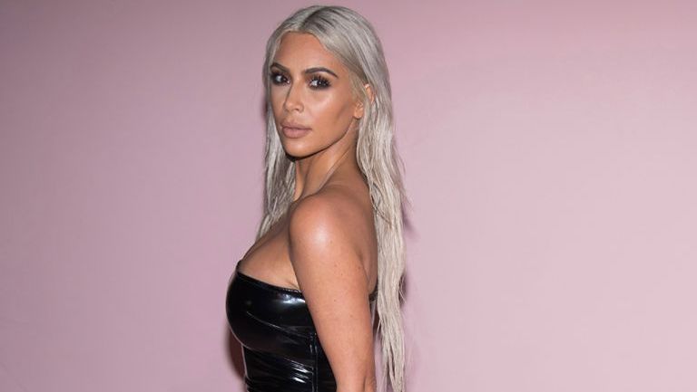 Kim Kardashian posa para una foto durante un evento