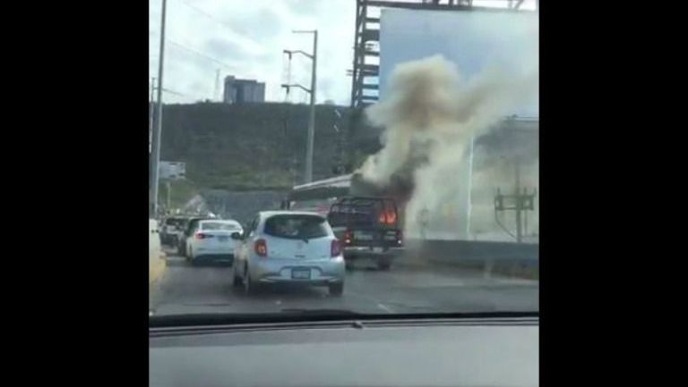 Autobús de Necaxa incendiándose 