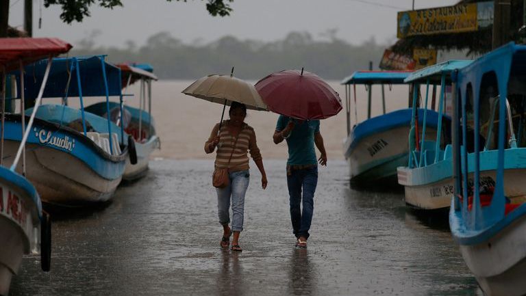 Una pareja camina bajo la lluvia en Veracruz, a la espera de 'Katia'