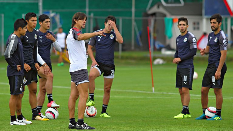 Almeyda da indicaciones a sus jugadores en Verde Valle 