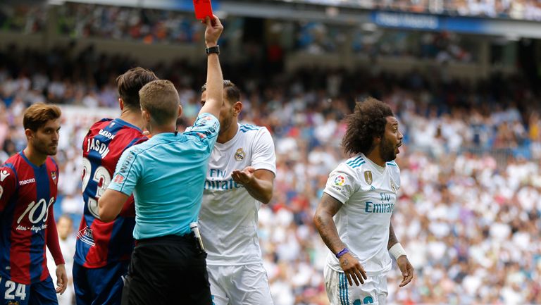 Marcelo recibe la tarjeta roja en el Bernabéu 