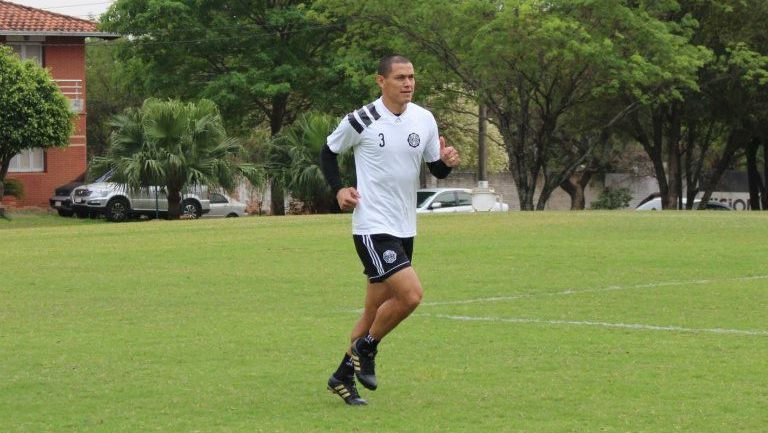 Verón, durante un entrenamiento con el Olimpia de Paraguay