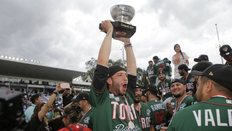 Los jugadores de los Toros celebran con la Copa Zaachila en las manos