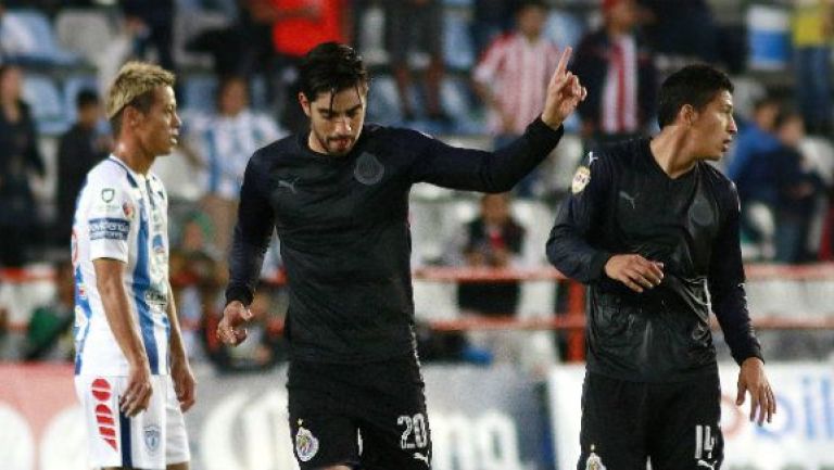 Rodolfo Pizarro festeja gol en el Estadio Hidalgo 