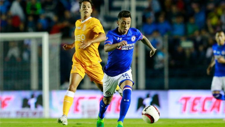 Martín Rodríguez conduce el balón en un juego de Cruz Azul