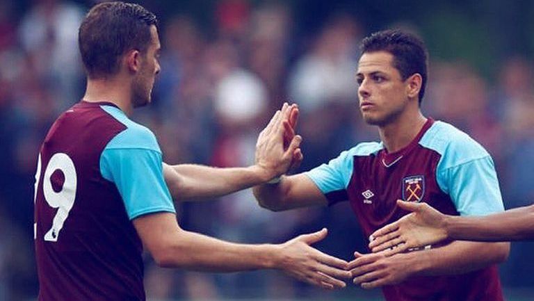 Chicharito, durante un partido con el West Ham