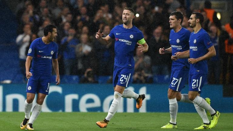 Pedro festeja con sus compañeros su gol en Champions contra el Qarabag