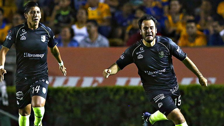 Luis Márquez festeja su gol contra Tigres
