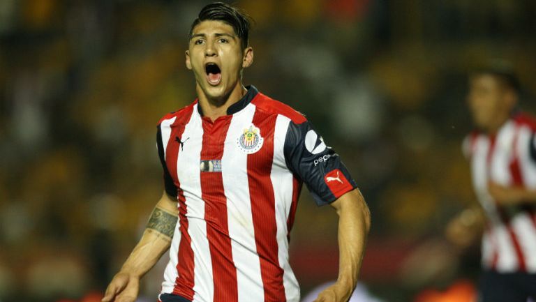 Alan Pulido celebra un gol frente a Tigres con Chivas