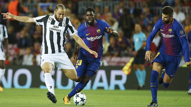 Higuaín intenta un disparo frente al marco del Barça 