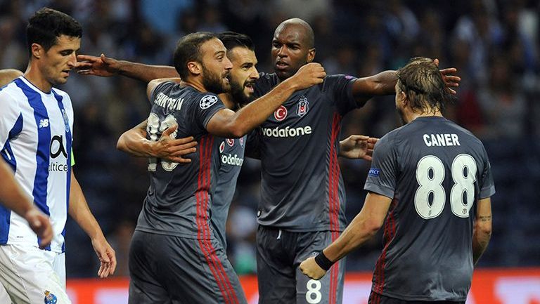 Ryan Babel celebra un gol con  Besiktas  