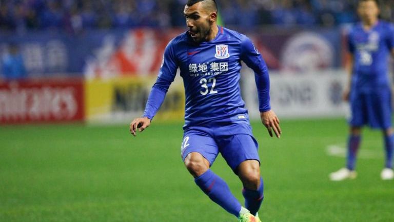 Carlos Tévez, durante un juego con Shanghai Shenhua