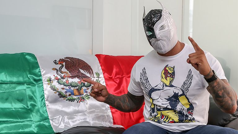 Sin Cara posa con la bandera de México