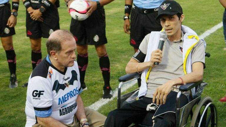 Cheque Orozco, durante un juego a beneficio de su salud