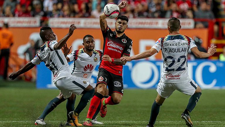 Gustavo Bou intenta pasar por varios jugadores de América