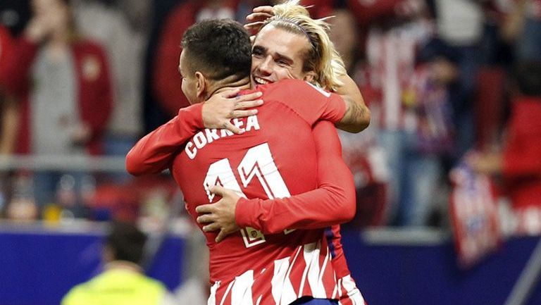 Griezmann y Correa celebran el gol del Atleti