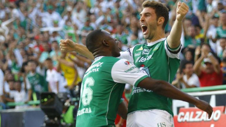 Mauro Boselli festeja con sus compañeros el gol contra Pachuca 