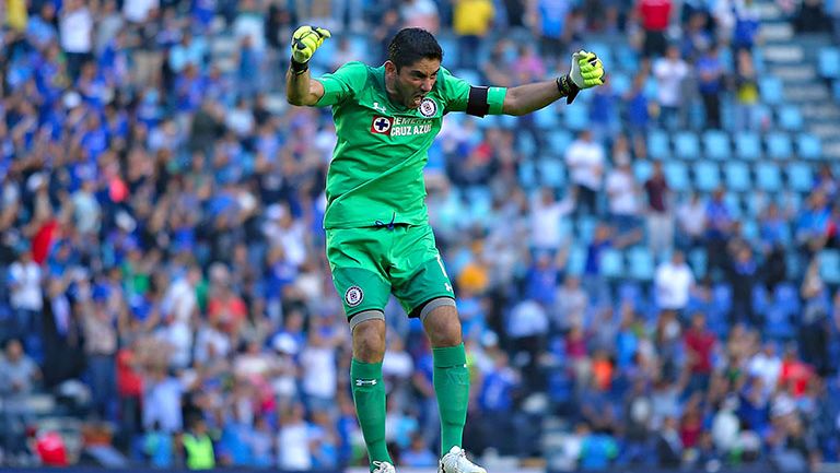 Jesús Corona celebrando un gol de Cruz Azul
