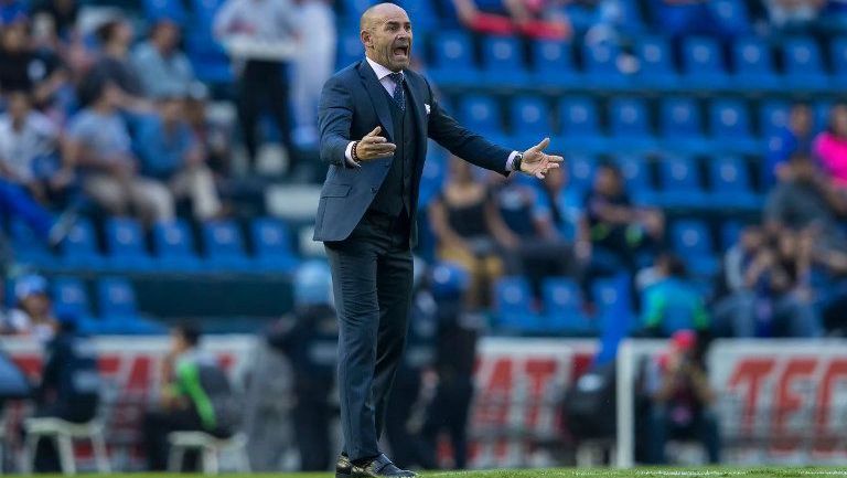 Francisco Jémez reclama una falta durante el juego contra Santos