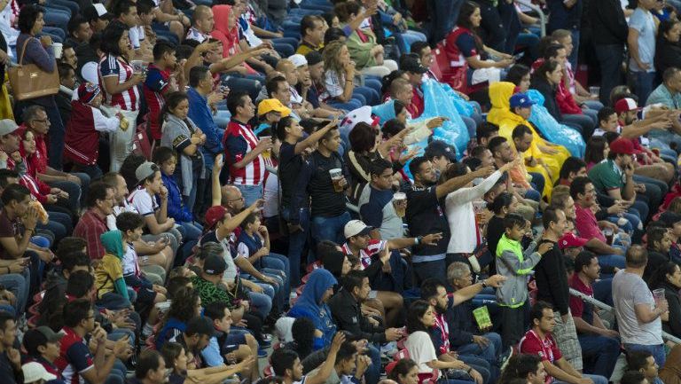 Aficionados de Chivas, durante el juego contra Pumas