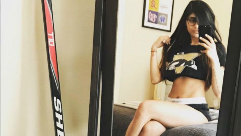 Mia Khalifa se toma una foto frente a un espejo