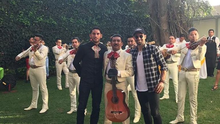 Martín Cauteruccio y Jesús Corona se toman una foto con el mariachi