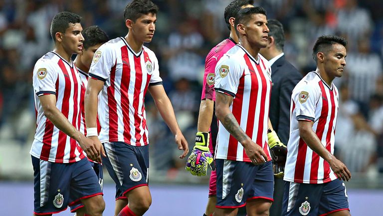 Jugadores de Chivas tras un duelo en el A2017