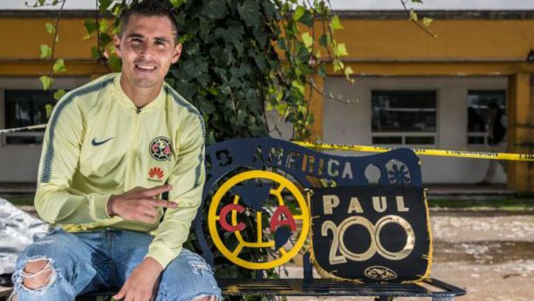 Paul Aguilar presume banderín con su nombre