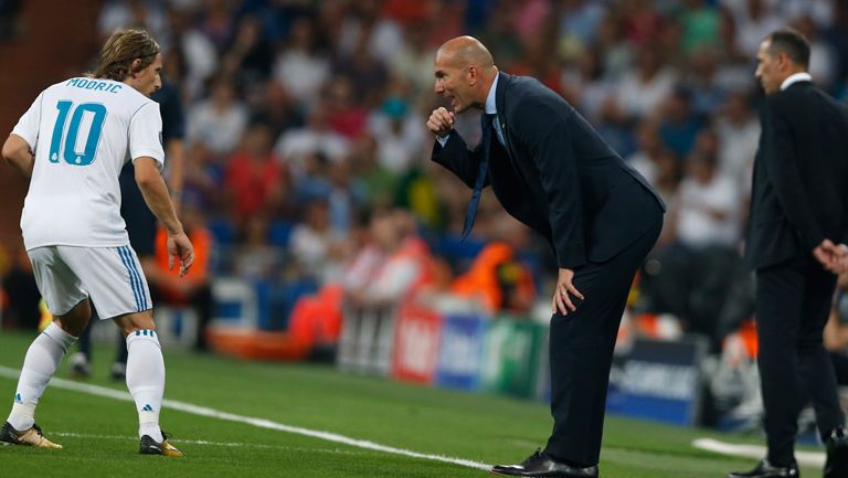Zidane le da indicaciones a Modric en el Bernabéu 