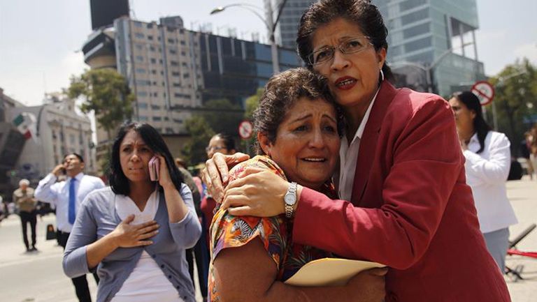 Personas después del sismo en la capital mexicana