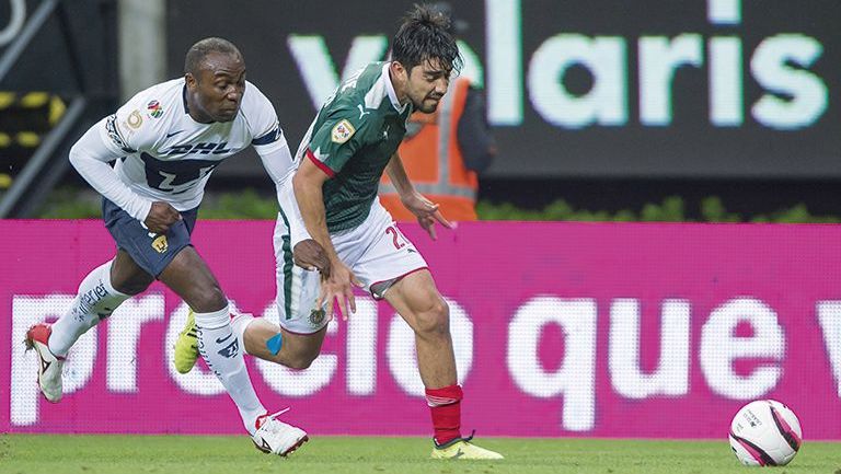 Pizarro y Guerrón disputan el esférico en el Estadio Chivas