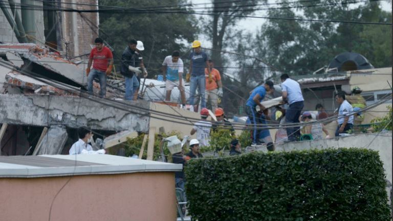 Trabajadores ayudan en un derrumbe de escuela