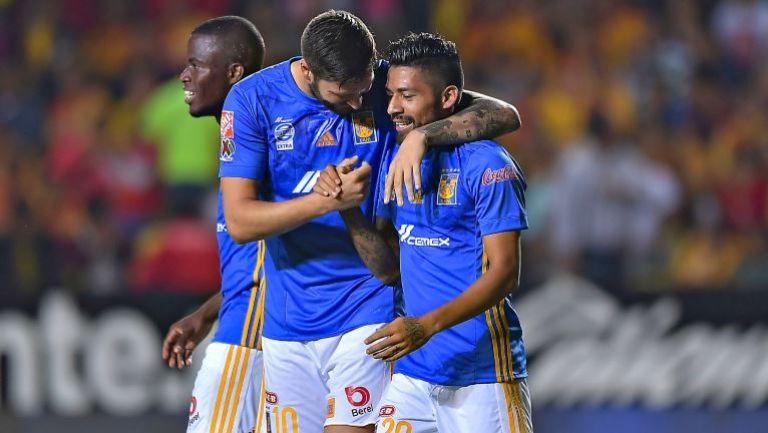 Gignac y Aquino celebran un gol de Tigres