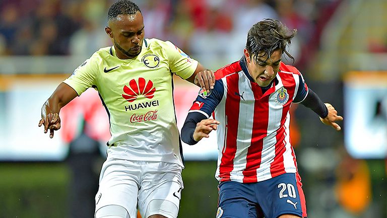 Da Silva y Pizarro luchan por el balón en el último Clásico Nacional