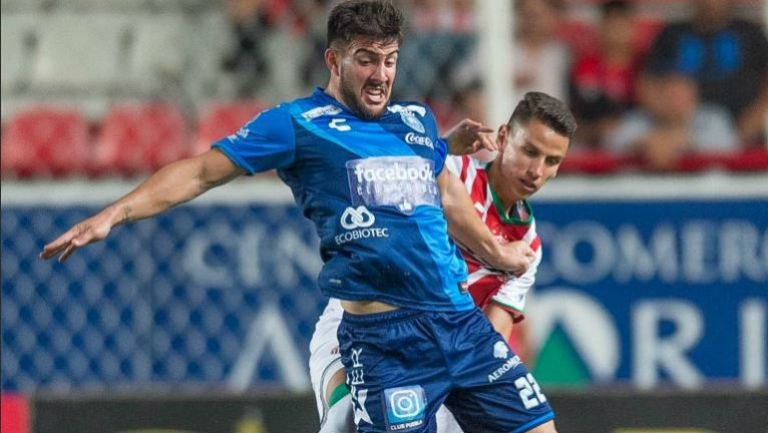 Lucas Cavallini en un partido de Puebla