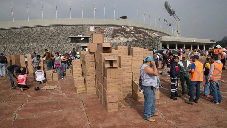 Estudiantes y población civil reúnen víveres en el Olímpico Universitario