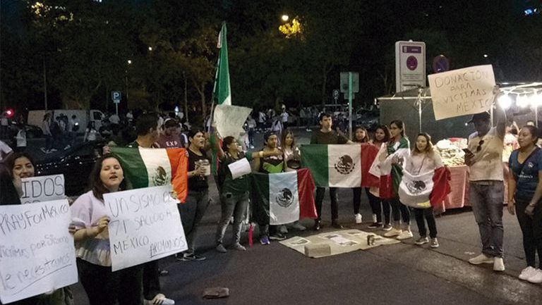 Mexicanos piden apoyo para México afuera del Bernabéu