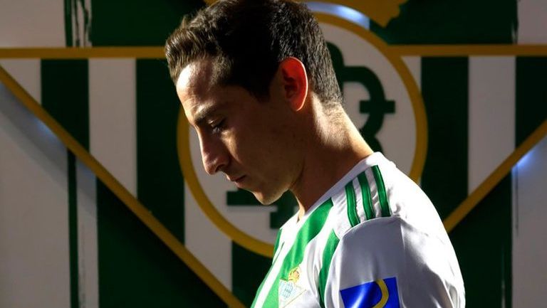 Guardado posa con la playera del Betis