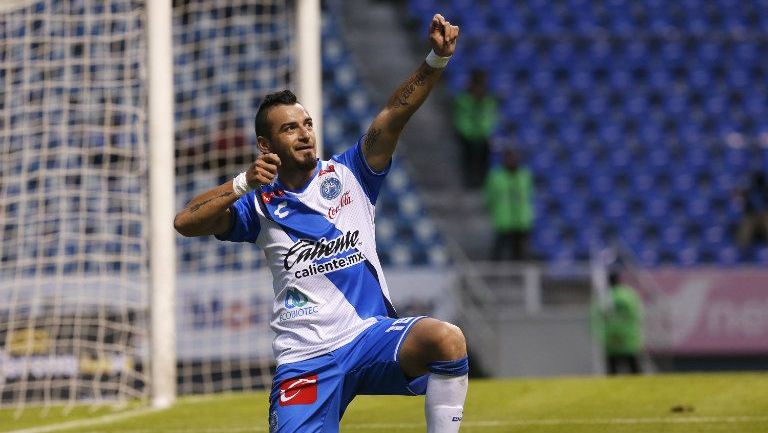 Carlos Salom celebra un gol con Puebla