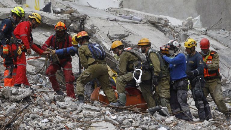 Voluntarios unen fuerzas para remover escombros