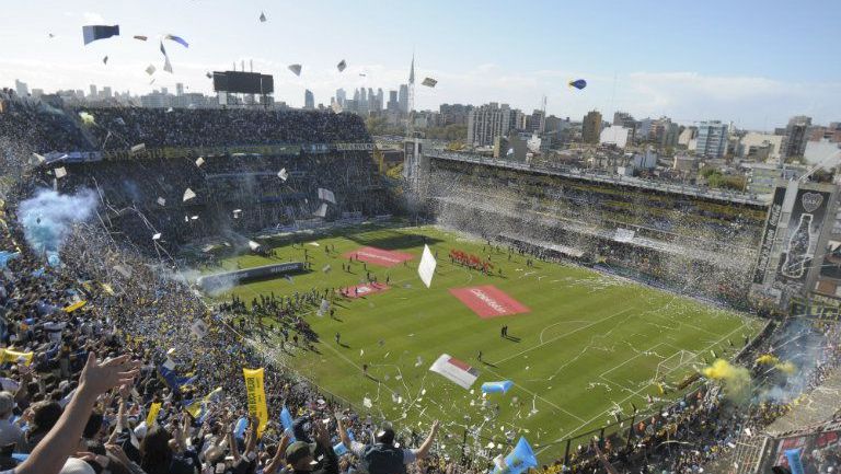 Aficionados aplauden en el Boca Juniors-River Plate