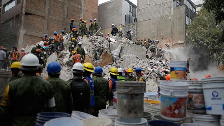 Rescatistas trabajan en la colonia Condesa tras sismo