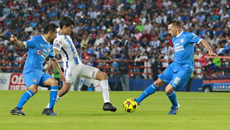 Chaco Giménez disputa un balón en el Pachuca vs Cruz Azul del C2017