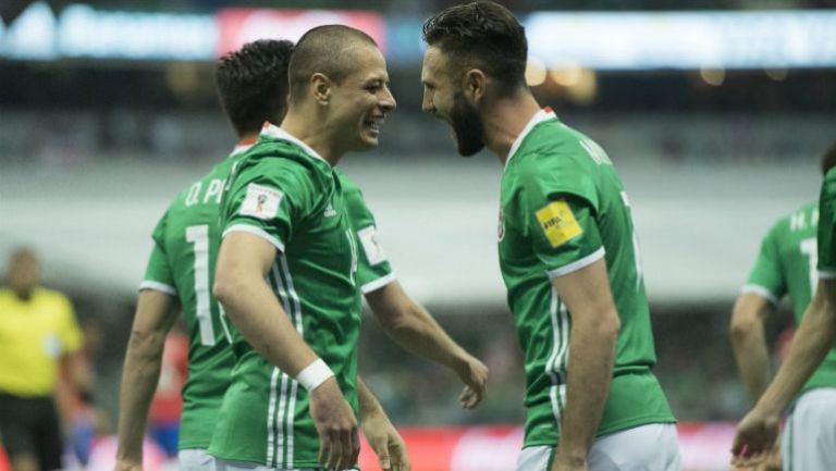 Chicharito y Layún festejan un gol con la Selección Mexicana